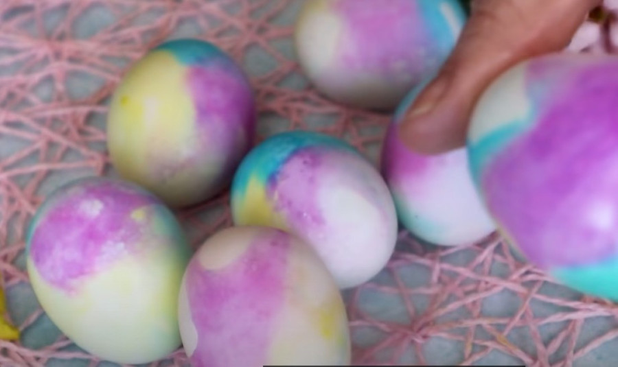 Za samo 10 minuta dobićete pastelna remek-dela: Brzo i lako ofarbajte jaja sodom bikarbonom (VIDEO)