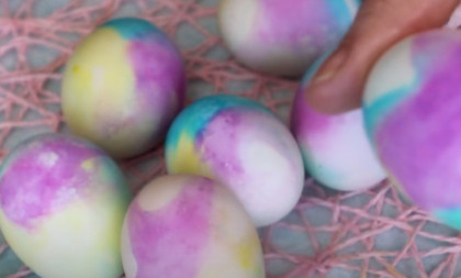 Za samo 10 minuta dobićete pastelna remek-dela: Brzo i lako ofarbajte jaja sodom bikarbonom (VIDEO)
