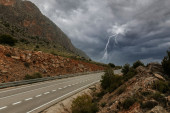 Nema mesta panici: Šta da radite ako vas zadesi oluja na putu ili ako vam, ne daj bože, udari grom u auto