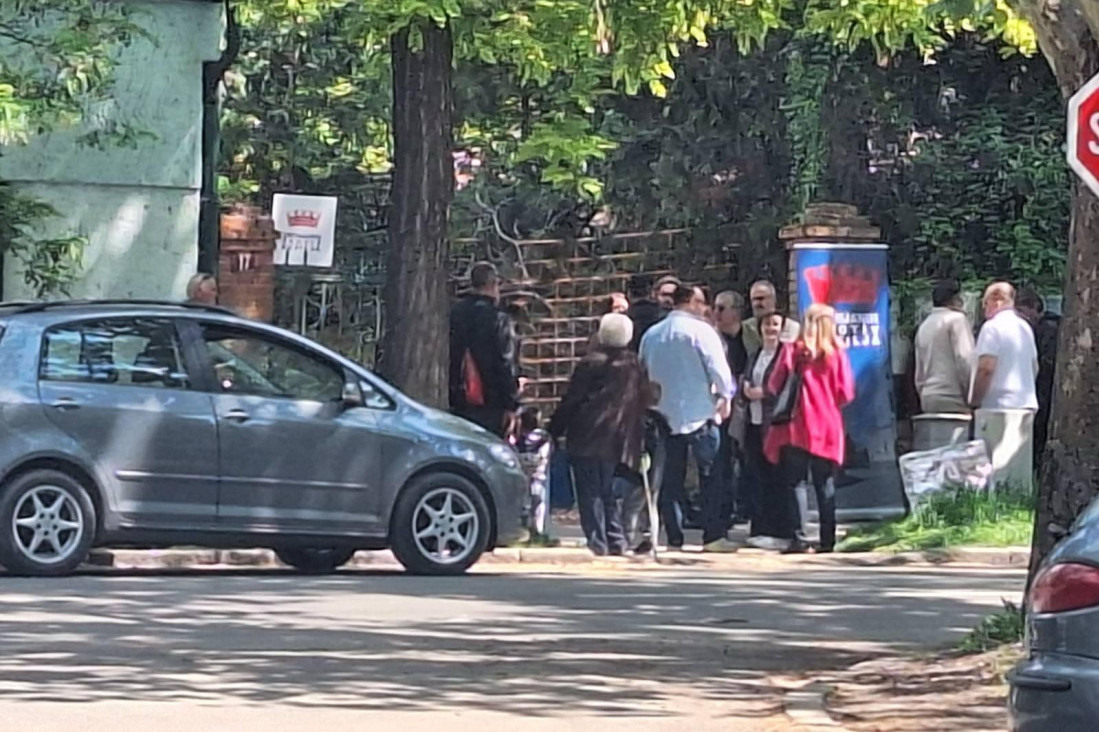 Prevršili svaku meru, ugrožavaju čak i privatni posed: Opozicionari terorišu građane Zrenjanina tražeći nepostojeće fantomske glasače!