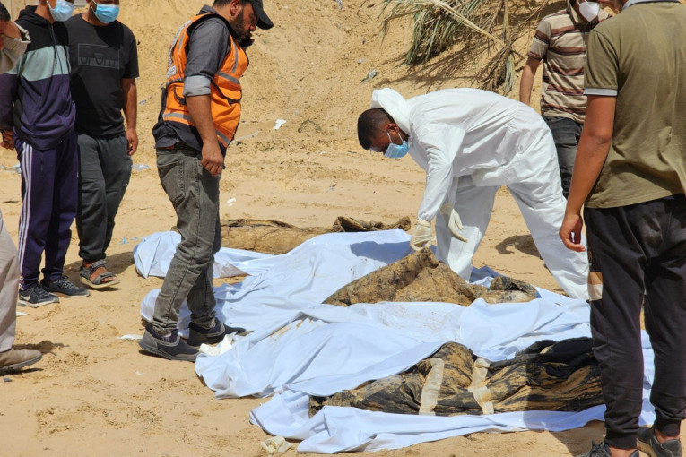 Žrtvama pronađenim u masovnoj grobnici u Kan Junisu vađeni organi: Brojna tela imala rane na stomaku