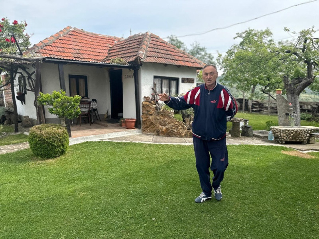 Ne bih ovaj pogled na Kablar menjao ni za pogled sa Ajfelovog tornja: Nastavnik muzike vratio se u rodno selo, pa napravio pravi raj (FOTO)