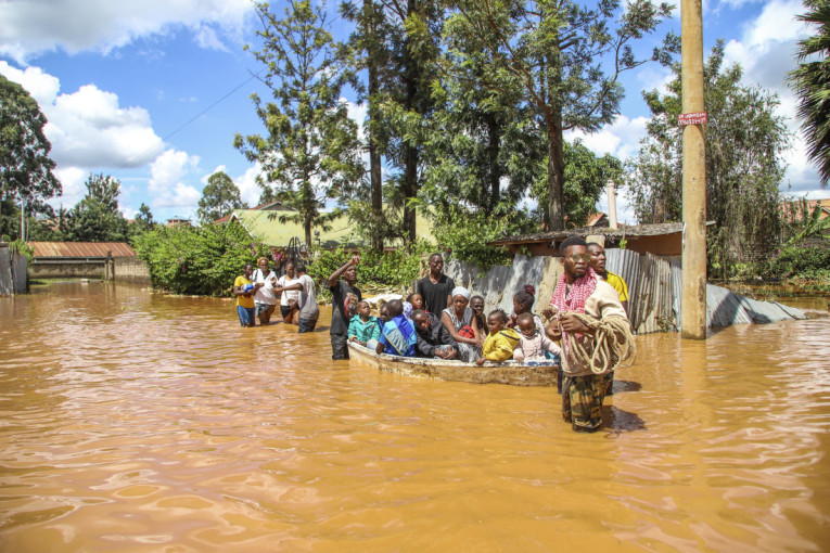 Porastao broj žrtava poplava u Keniji: Očekuju se nove padavine