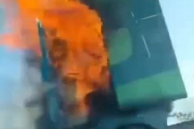 Požar na auto-putu ka Novom Sadu: Iz vozila kulja vatra (VIDEO)