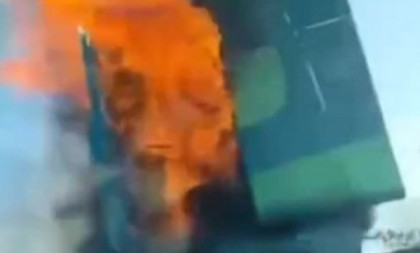 Požar na auto-putu ka Novom Sadu: Iz vozila kulja vatra (VIDEO)