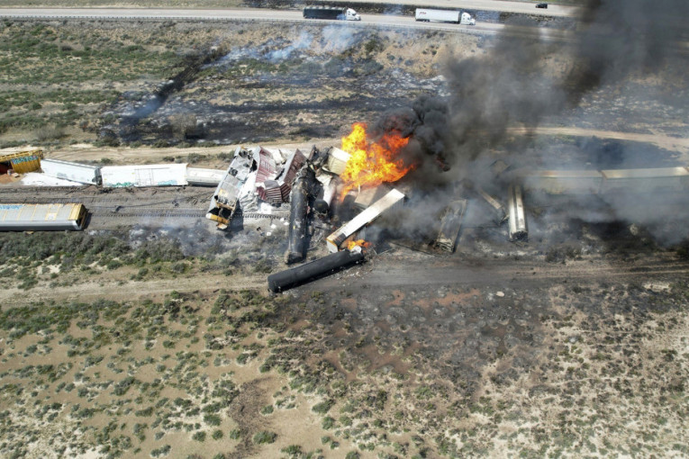 Teretni voz sa gorivom zapalio se nakon iskakanja iz šina