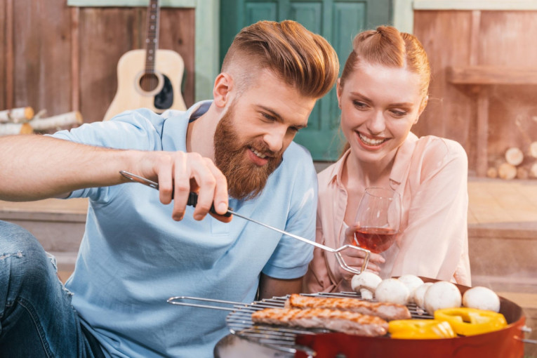 Kad neko pomene roštiljanje za Prvi maj, njima oči zacakle: Dva znaka koja su nenadmašna u pripremi jela na vatri
