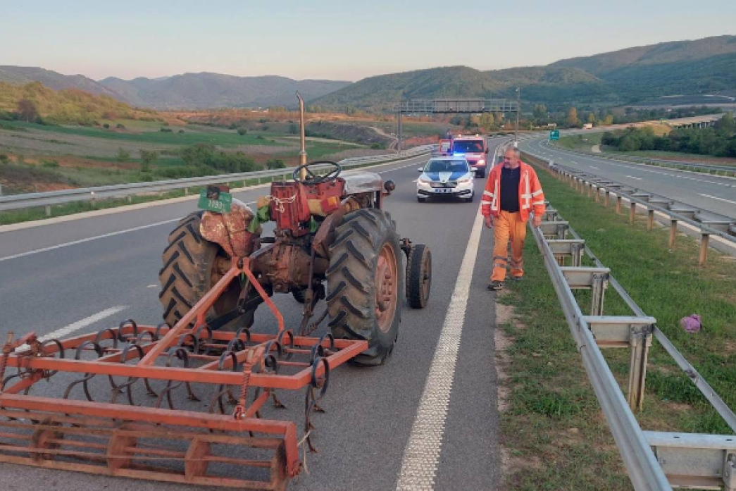 "Svašta smo viđali, ali ovo ne!": Mrtav pijan vozio traktor u kontra smeru na autoputu, odlasio se i ministar Vesić