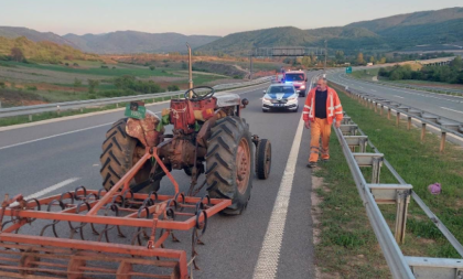 "Svašta smo viđali, ali ovo ne!": Mrtav pijan vozio traktor u kontra smeru na autoputu, odlasio se i ministar Vesić
