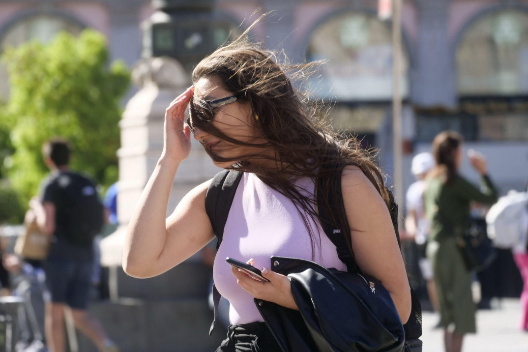 Olujni vetar udara skoro 100 kilometara na sat! RHMZ upalio alarm za neuobičajenu pojavu za ovo doba godine