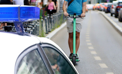 Priznao da je električnim biciklom udario devojčicu na pešačkom prelazu: Vozio drogiran
