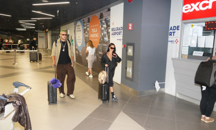 (PAPARACO) Elena Kitić uhvaćena sa dečkom na aerodromu: Vratili se iz Dominikane, njegovu frizuru svi zagledali