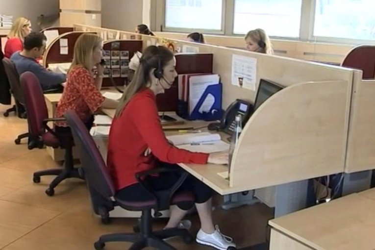 Drama u srcu Pariza! Karla Bruni u suzama, Sarkozi uzdignute glave ulazi u zatvor uz Marseljezu (FOTO)