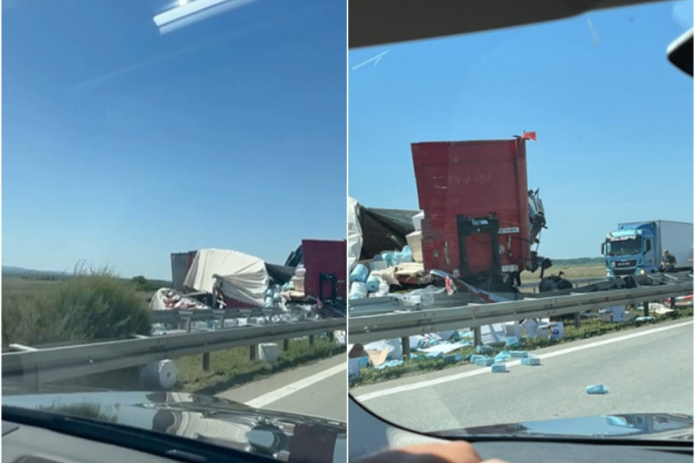Težak sudar dva teretnjaka kod Kovilja: Jedan kamion potpuno smrskan, roba rasuta svuda po putu (VIDEO)