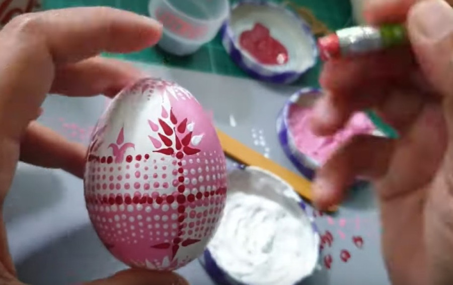 Idealno za kreativce i najmlađe: Farbanje jaja temperama ili akrilnim bojama od svakog pravi unikatno umetničko delo (VIDEO)