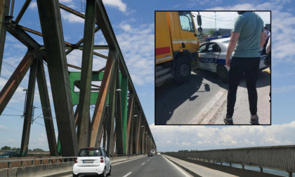 Strašan sudar na Pančevcu: Kamionom se zakucao u policijski automobil! (FOTO)