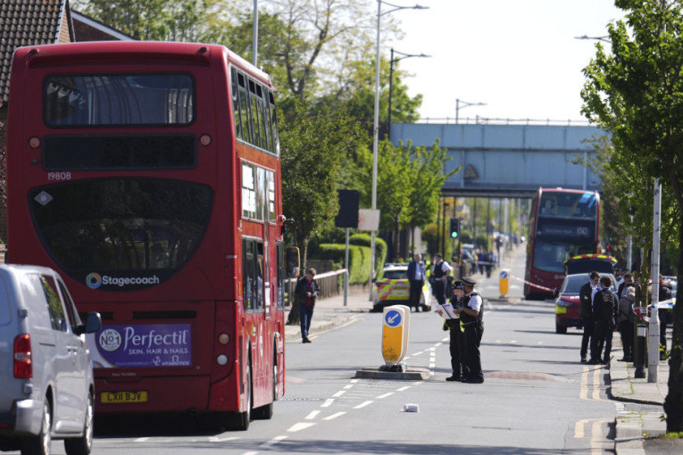 Drama u Londonu: Autobus se zakucao u teatar, panika zavladala među građanima