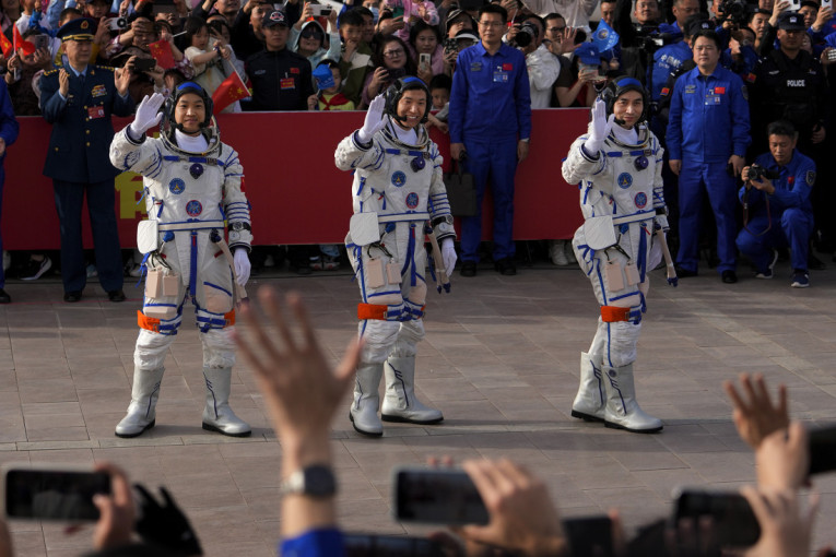 Posle pola godine kineski astronauti sleteli na Zemlju! (VIDEO/FOTO)