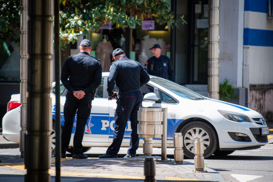 Jeziv skandal u Crnoj Gori: Dečaka sa smetnjama udarali, hvatali za vrat i bacili na pod, sve zabeležile kamere