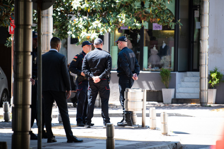 Uhapšene četiri osobe, među njima majka i sin! "Pali" zbog nelegalnog oružja