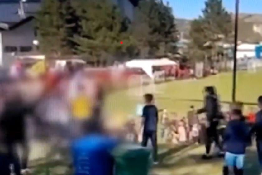 Snimak opšte tuča na Zlatiboru! Divljački obračun roditelja, jedno dete povređeno, haos nastao zbog gola (VIDEO)