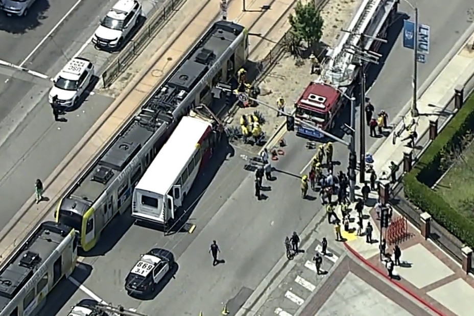 Stravičan sudar u Los Anđelesu: Gradski autobus udario u voz, najmanje 55 ljudi povređeno! (FOTO/VIDEO)