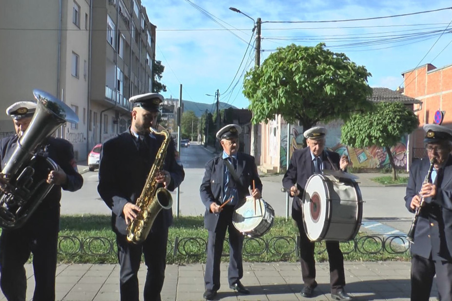 Tradicionalna prvomajska budilica probudila Čačane: Zvuci trube prolomili se kroz grad na Moravi (FOTO/VIDEO)