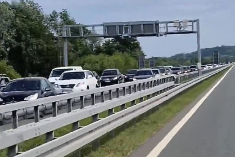 Potpuni kolaps na ulazu na auto-put Miloš Veliki! Ako krećete ka Čačku morate pogledati ovaj snimak sa mreža! (VIDEO)