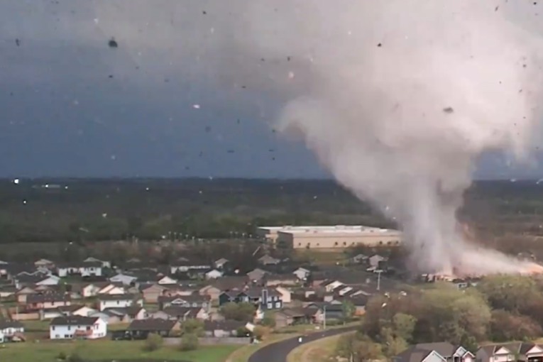 Apokaliptične scene stižu iz Kanzasa! Tornado razorio kuće, ubijao na svom putu, snimljene scene se ne zaboravljaju (VIDEO)