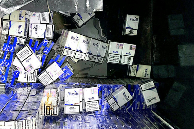 Krijumčari ostali bez svega: Poreznici preuzeli cigarete i "fijat"