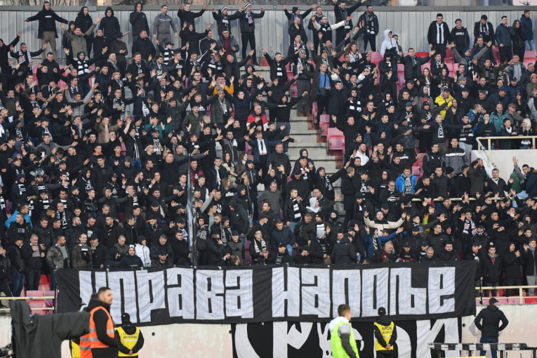 Grobari upali na stadion Partizana: Navijači preko cele tribine ostavili poruku upravi crno-belih (FOTO)