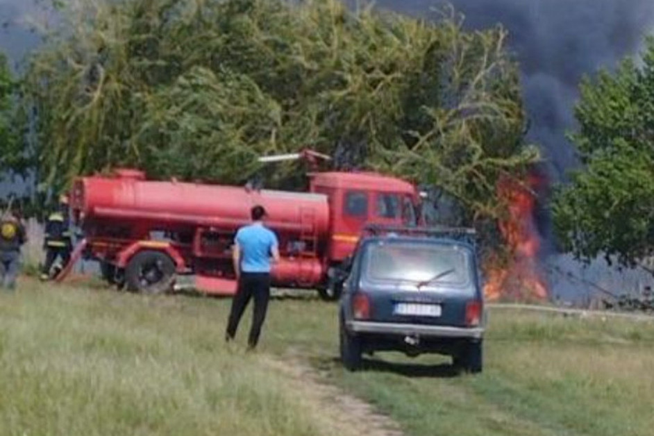 Izletnici izazvali požar na Zobnatičkom jezeru: Gust, crni dim prekrio nebo (FOTO)