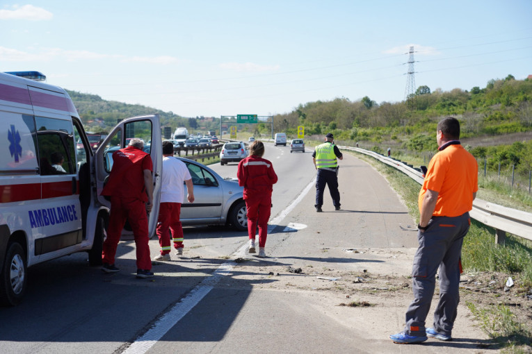 Teška saobraćajka kod Bubanj Potoka: Pet osoba povređeno - tri prevezeno na VMA! Stvaraju se kilometarske kolone!