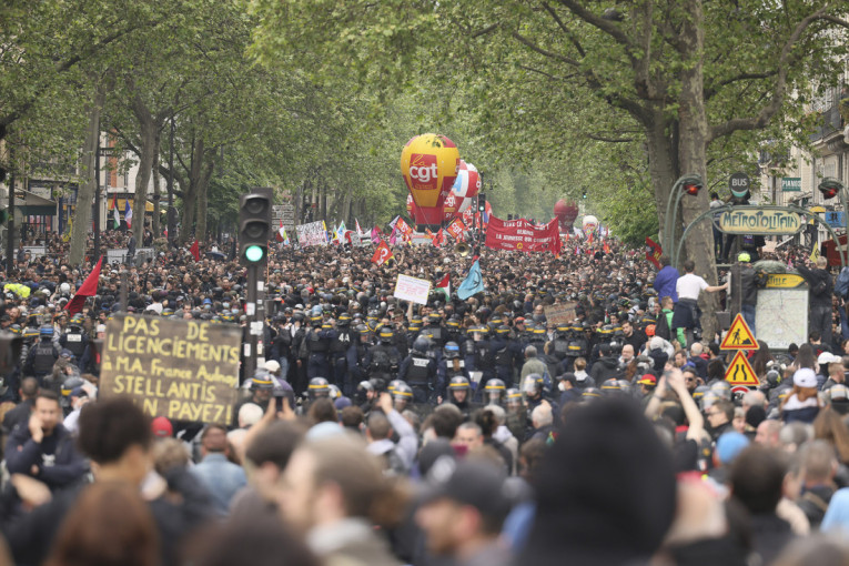 Više od 200.000 građana na ulicama Francuske: Demonstranti razbijali izloge i stanice - policija upotrebila suzavac  (FOTO)