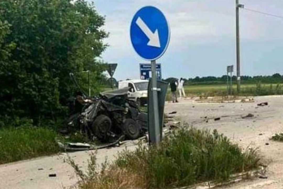 Stravična saobraćajna nesreća na Prekoj kaldrmi: Automobil zgužvan, poginuo mladić (19)! (FOTO)