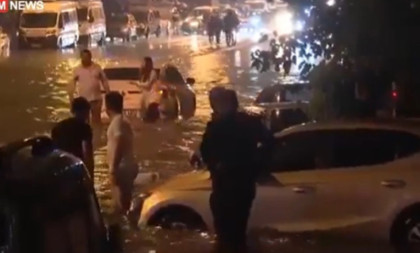 Pljusak od pet minuta potpuno paralisao Ankaru: Na ulicama nastala jezera, saobraćaj bio u prekidu (VIDEO)