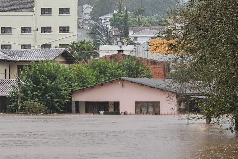 Apokalipsa u Brazilu: 30 mrtvih u poplavama, pola miliona bez vode! Pogledajte neverovatne scene - kućama se iz vode vidi samo krov (VIDEO)