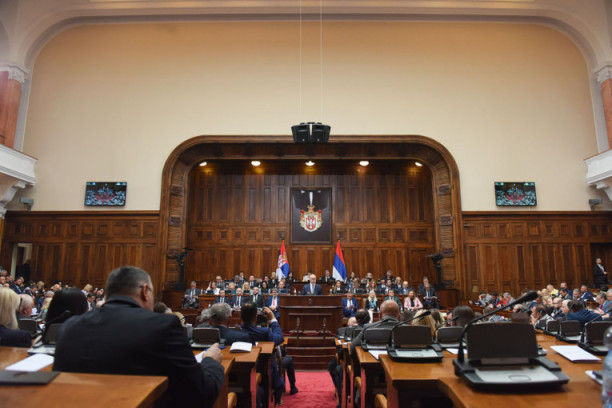 Skupština Srbije usvojila set zakona o zaduživanju i izmene Zakona o platnim uslugama