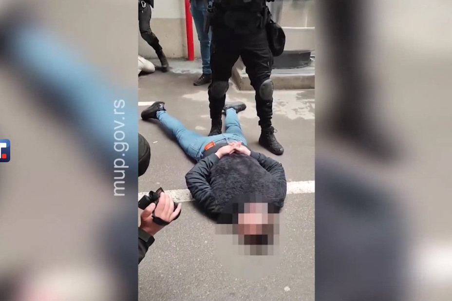 Hapšenje u centru Beograda: Vezan lisicama leži na asfaltu! (VIDEO)