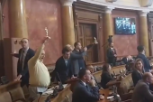 Bruka i sramota opozicije u Skupštini: Pogledajte šta su radili tokom polaganja zakletve (VIDEO)