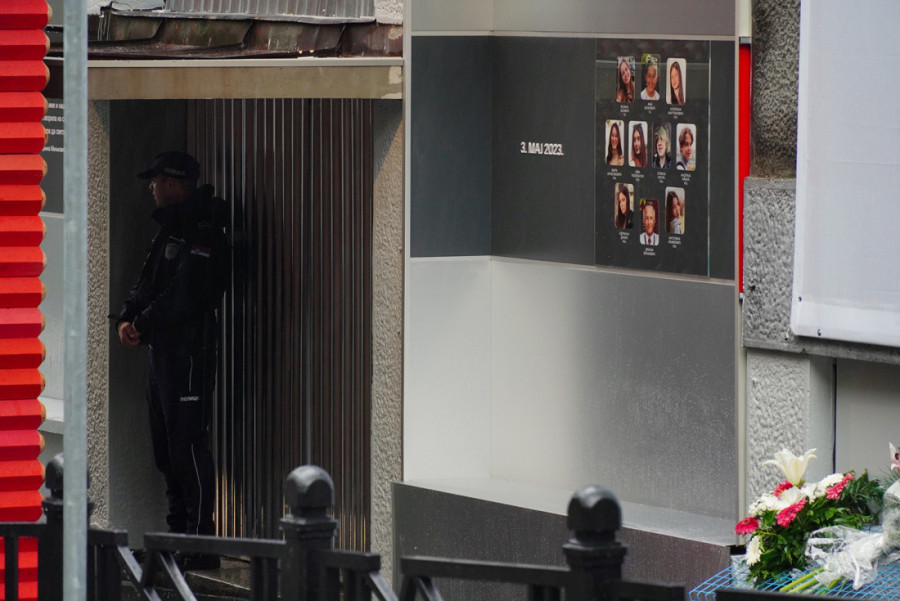 Potresne scene ispred "Ribnikara": Građani plaču i grle roditelje ubijene dece,  na Tašmajdanu otvoren Forum (FOTO, VIDEO)