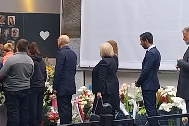 Premijer Vučević sa ministrima položio cveće i odao počast žrtvama "Ribnikara