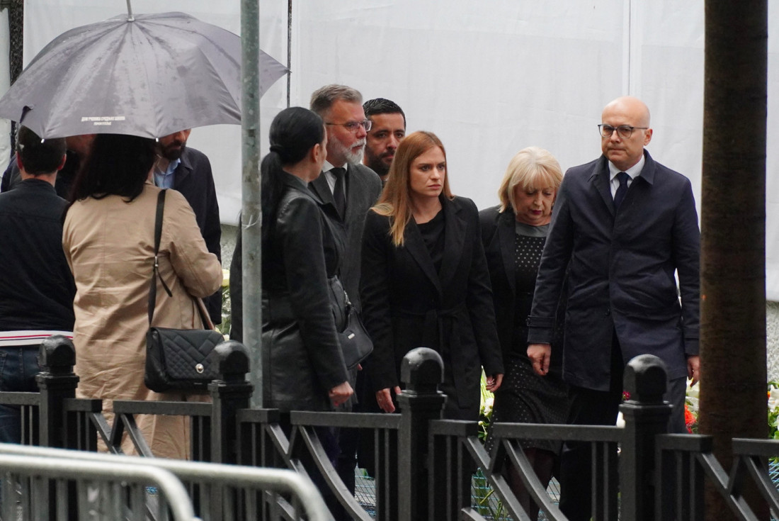 Premijer Vučević sa ministrima položio cveće i odao počast žrtvama "Ribnikara" (FOTO/VIDEO)