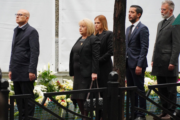 Premijer Vučević sa ministrima položio cveće i odao počast žrtvama "Ribnikara" (FOTO/VIDEO)