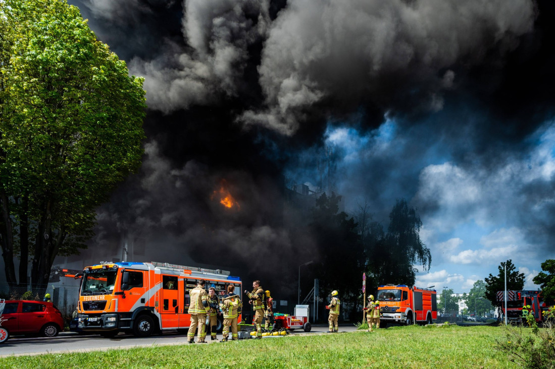Požar ispod Pančevačkog mosta! Zapalio se krov objekta, širi se gust dim, 18 vatrogasaca na terenu