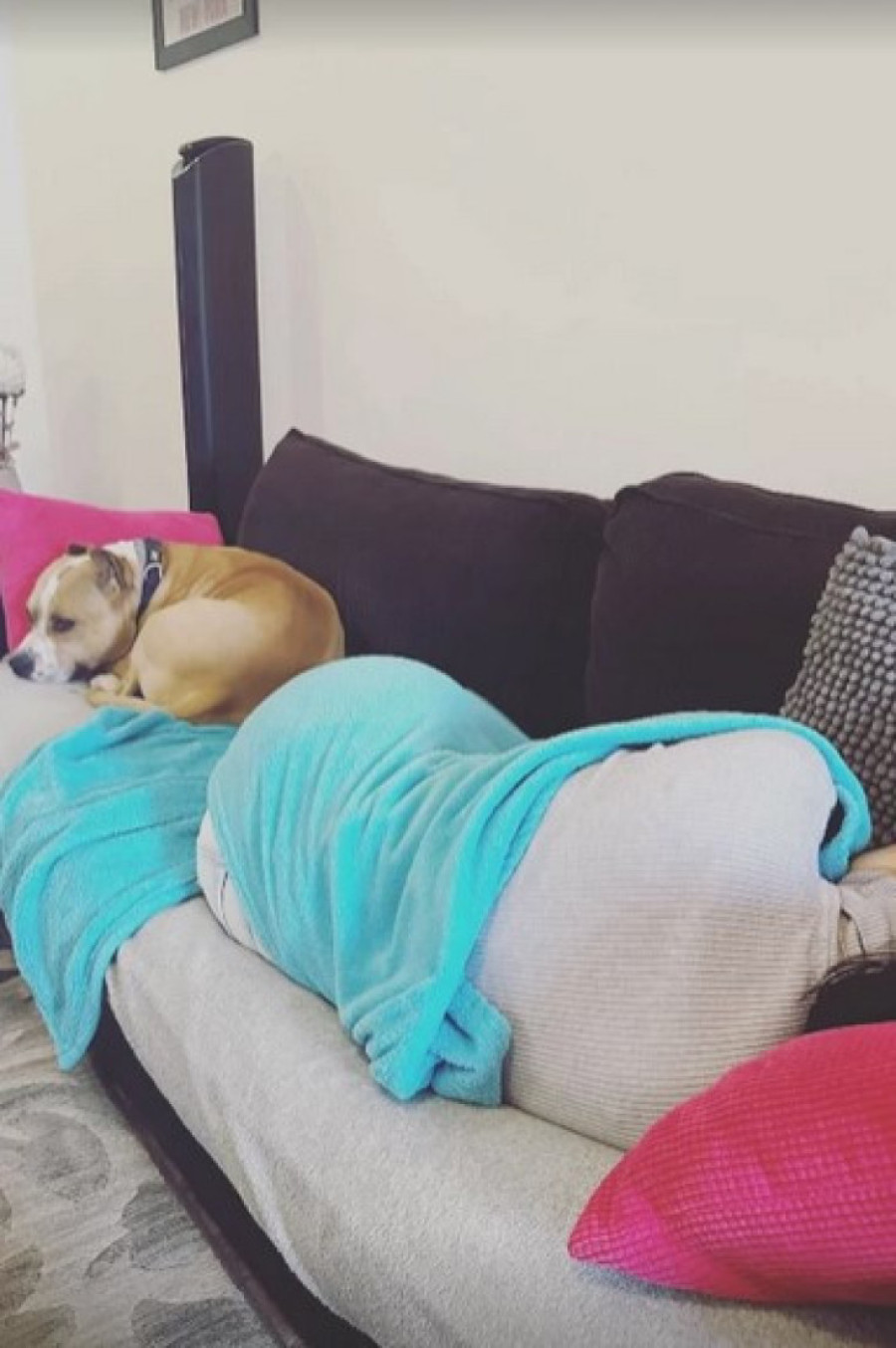 Prva fotka Aleksandre Mladenović posle saobraćajke: Pevačica uvijena u ćebe (FOTO)