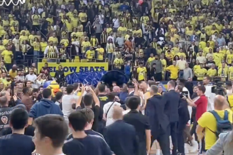 Skandalčina u Istanbulu! Navijači Fenera uleteli u teren i napali košarkaše Monaka! (VIDEO)