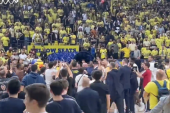 Skandalčina u Evroligi! Navijači Fenera uleteli u teren i napali košarkaše Monaka! (VIDEO)