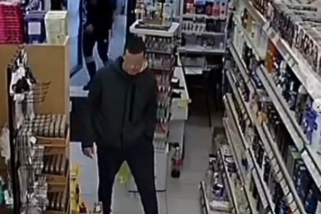 Kradu i na Veliki petak! Sraman snimak iz novosadske prodavnice: Jedan zapričava radnicu dok drugi krade iz kase (VIDEO)