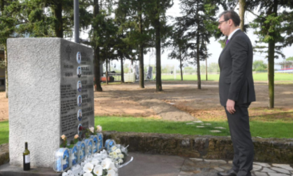 Predsednik Vučić položio cveće u spomen-parku u Malom Orašju (FOTO)